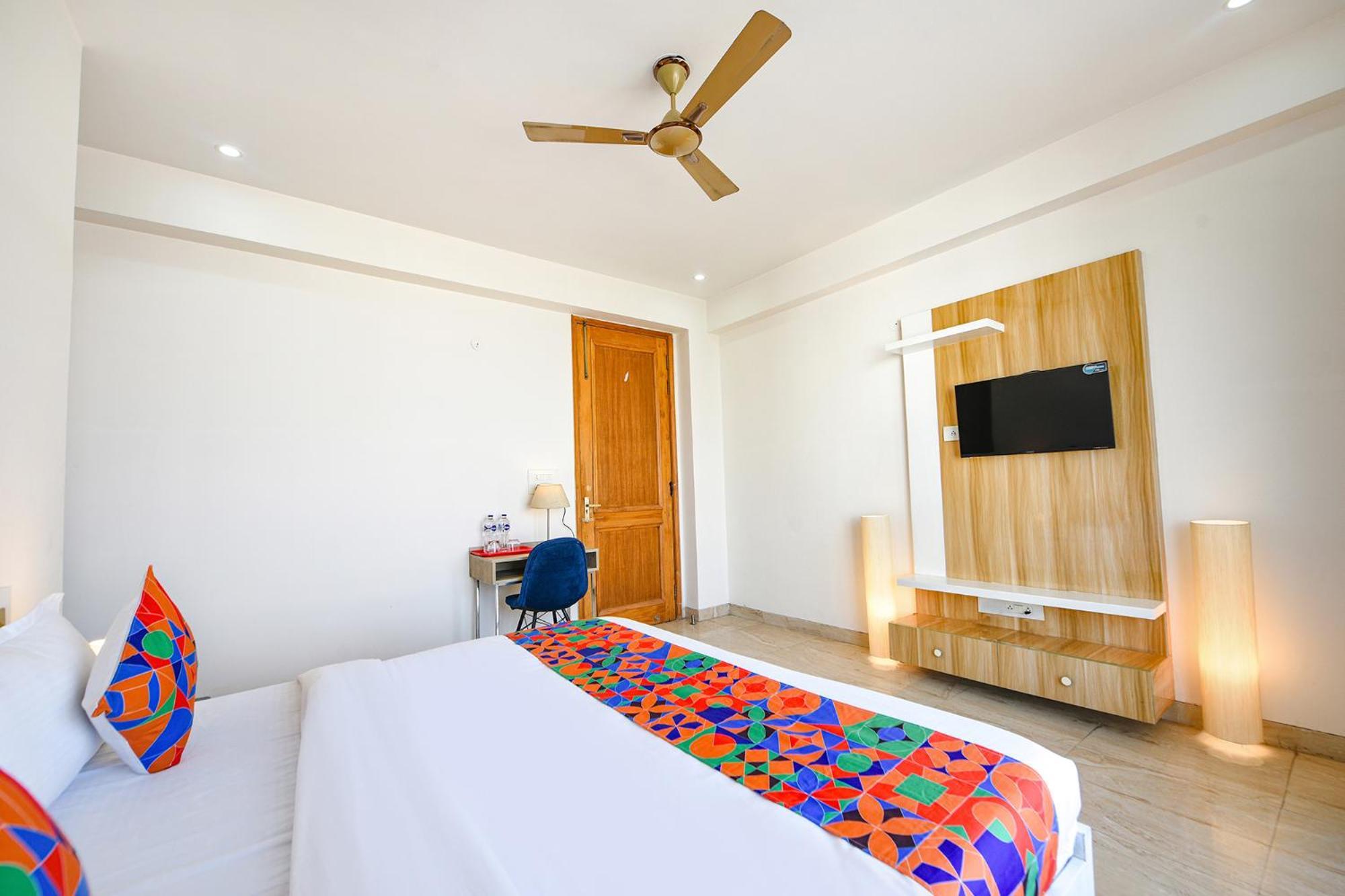 Fabhotel Ar Suites 구르가온 외부 사진